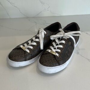 GBG Sneakers size 10